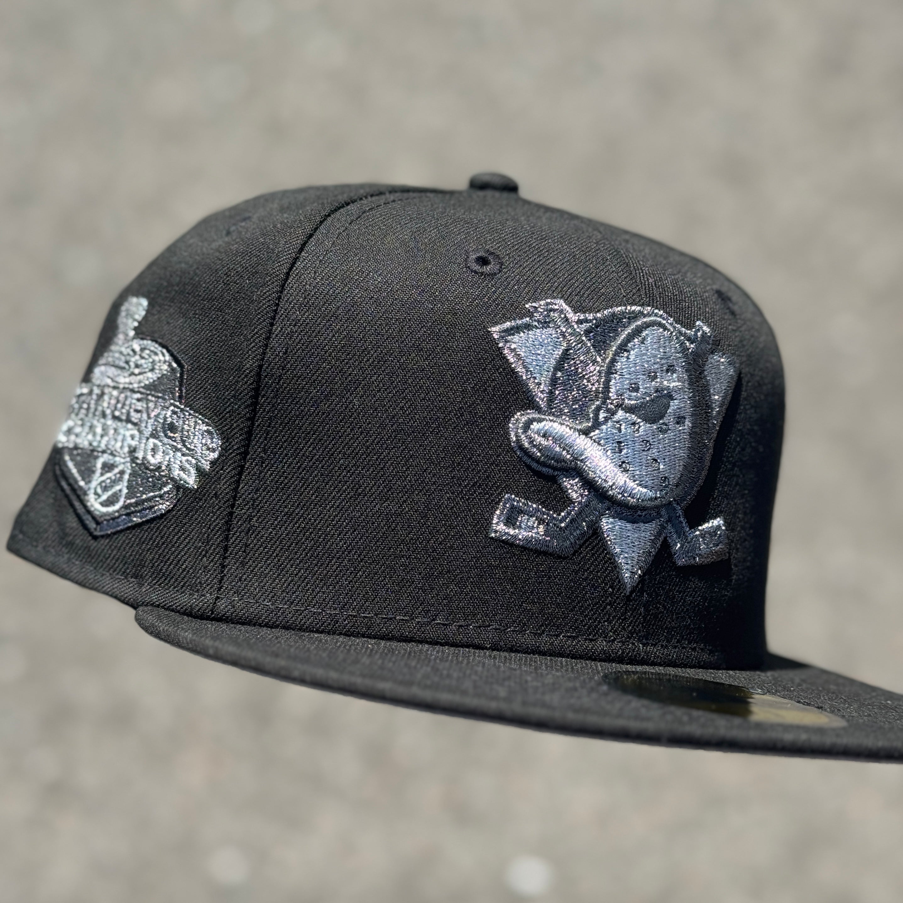 Anaheim Ducks Stanley Cup Champions Side Patch Fitted Hat New Era 5950 NHL (Black / Metallic Black / Silver / Gray)