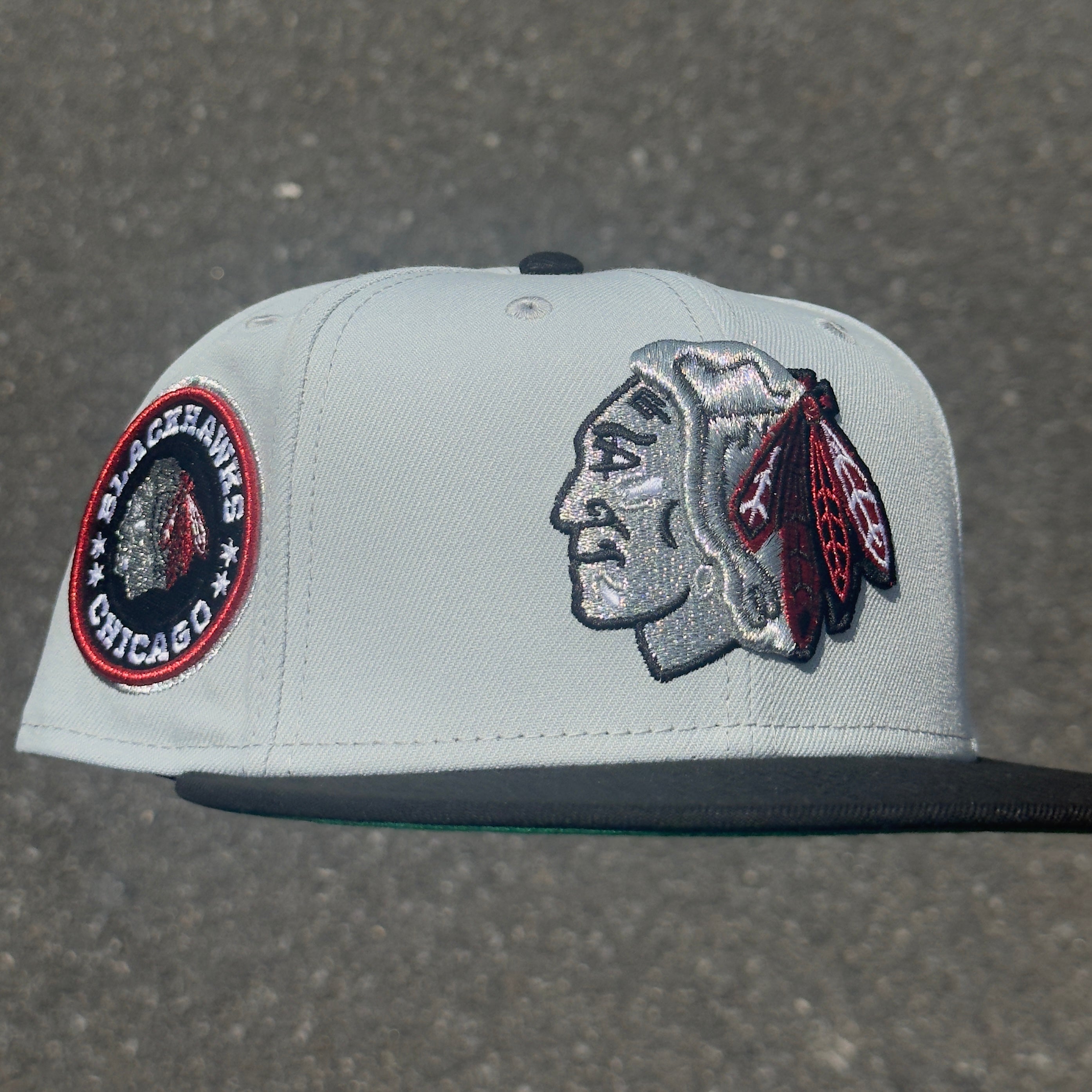 Chicago Blackhawks Chicago Side Patch NHL Fitted Hat New Era 5950 (Gray/Black/Silver/Red/Green)