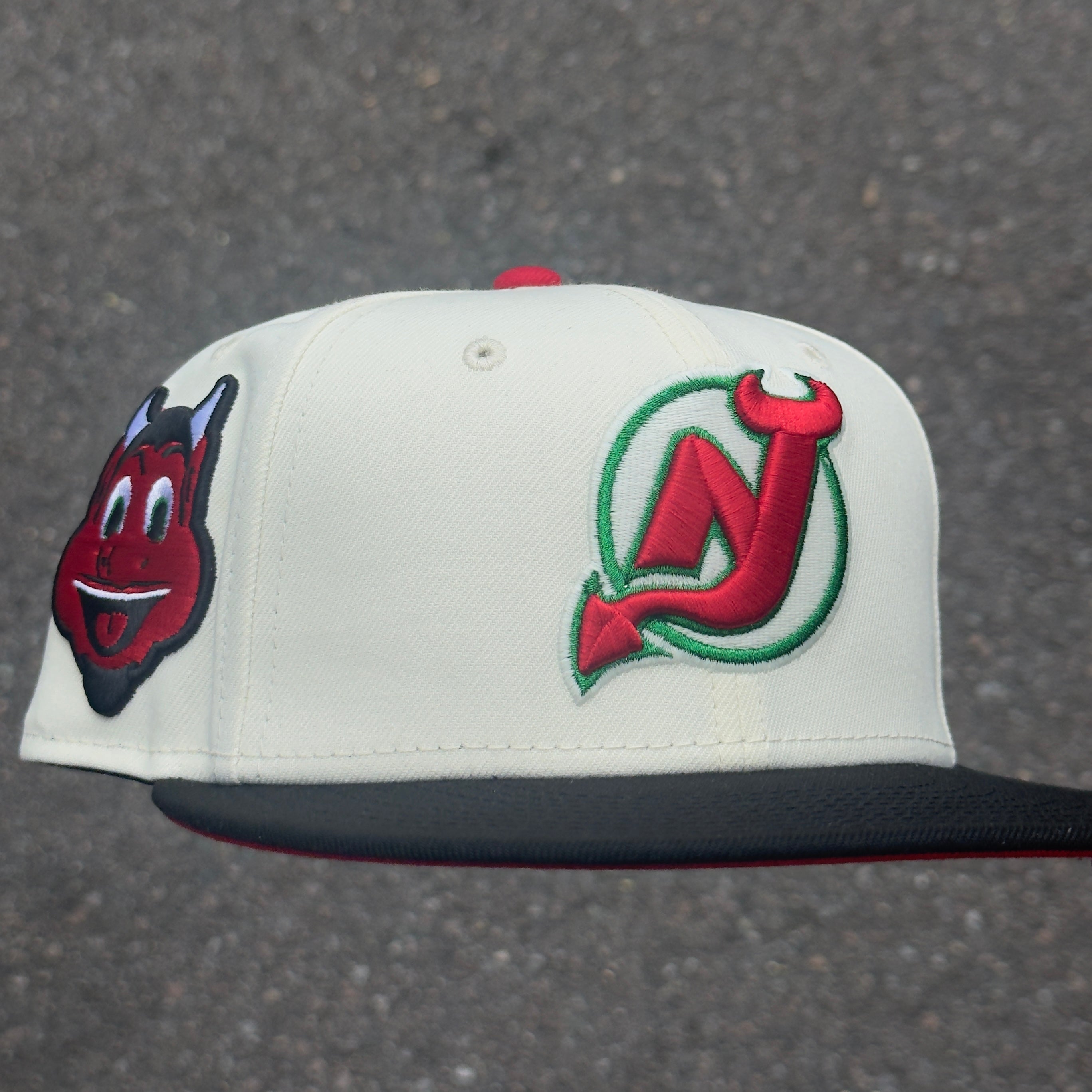 New Jersey Devils Devil Face Side Patch NHL Fitted Hat New Era 5950 (Off White/Red/Black/Green)