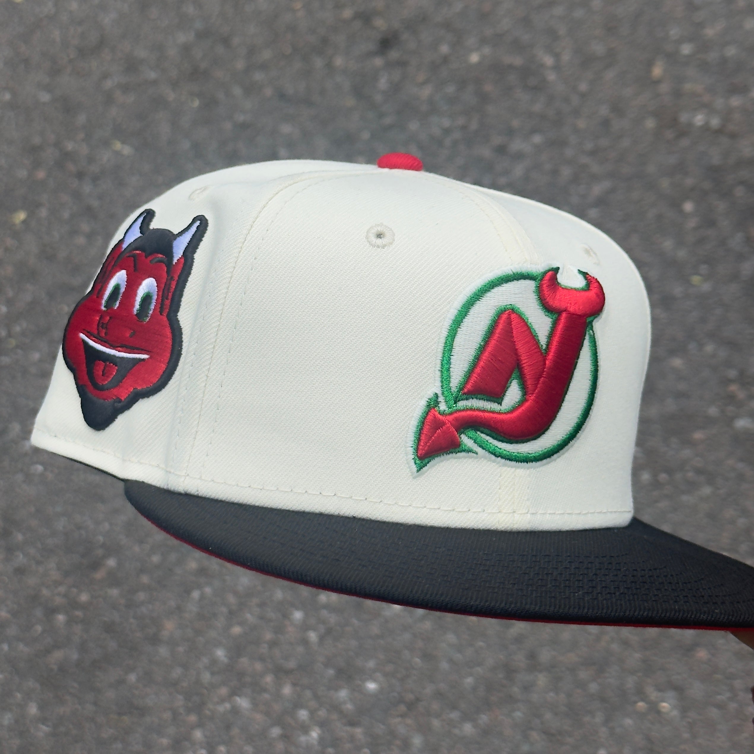 New Jersey Devils Devil Face Side Patch NHL Fitted Hat New Era 5950 (Off White/Red/Black/Green)